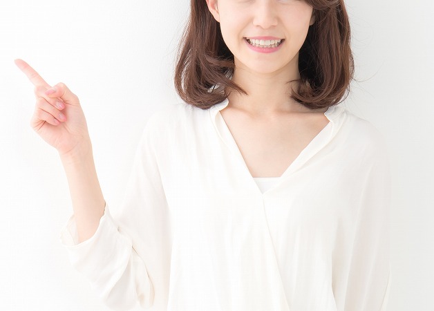 指を指す女性