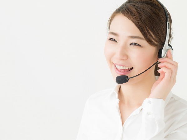 受付の女性